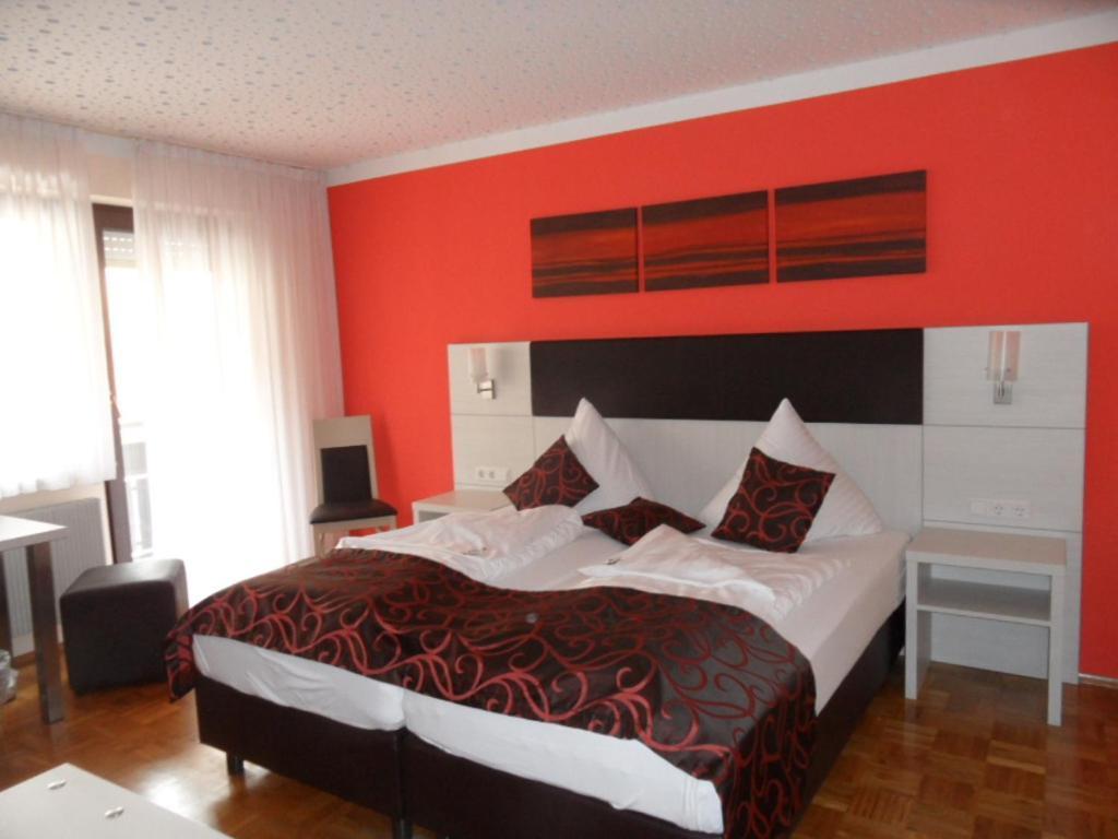 Hotel Gasthof Zum Engel - Gaestehaus Кюнцельзау Екстер'єр фото