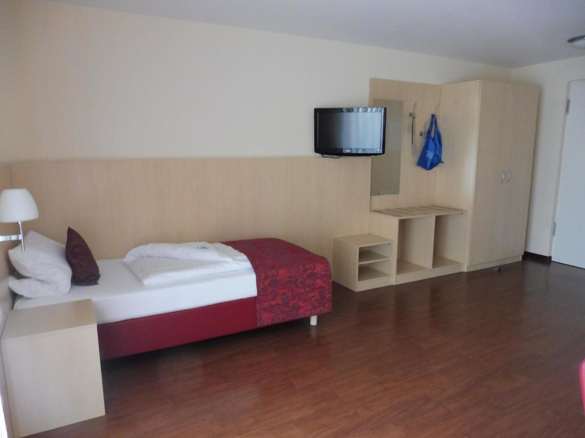 Hotel Gasthof Zum Engel - Gaestehaus Кюнцельзау Екстер'єр фото
